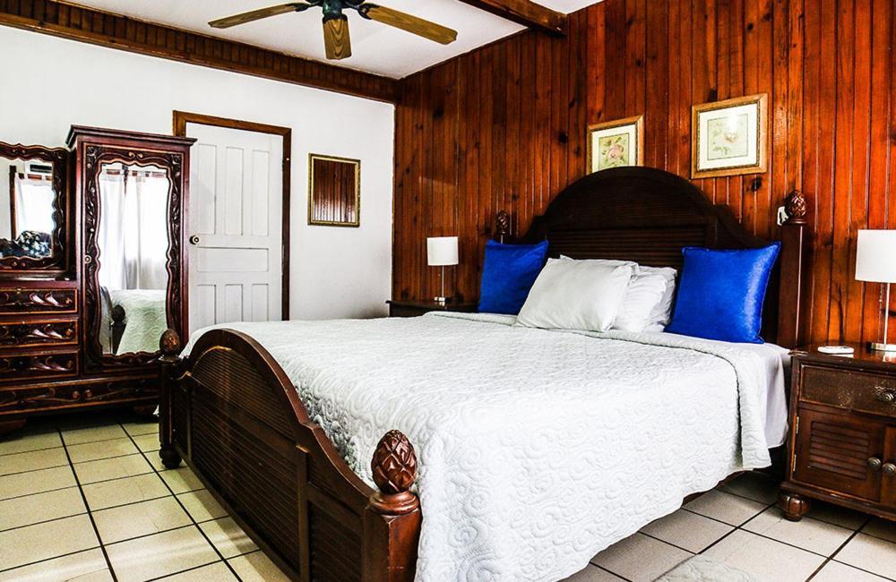 Fosters West Bay Resort 외부 사진